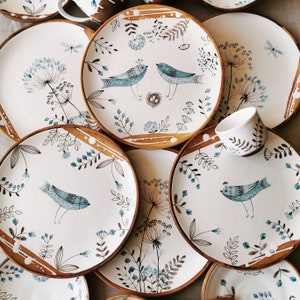 Ручная роспись тарелок от керамики Osokaart. Они сделают ваш обед более комфортным и уютным.