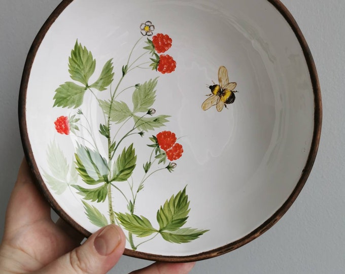 Handmade Ceramic plate with a bee, Pottery Dinnerware, Artisan Dishes, Collectible gift plate gift, Dinner Plate, Osoka Art ceramics