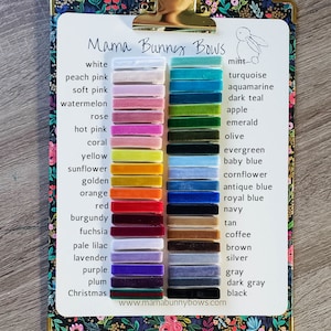 K&ouml;nnte beinhalten: Eine Tabelle mit einer Liste von Farben und ihren Namen. Die Farben werden als Samtbandmuster angezeigt. Die Farben umfassen Wei&szlig;, Pfirsichrosa, Rosa, Wassermelone, Rose, Pink, Koralle, Gelb, Sonnenblume, Gold, Orange, Rot, Burgunder, Fuchsia, Helllila, Lavendel, Lila, Pflaume, Weihnachten, Minze, T&uuml;rkis, Aquamarin, Dunkelblau, Apfel, Smaragd, Oliv, Immergr&uuml;n, Babyblau, Kornblume, Altrosa, K&ouml;nigsblau, Marineblau, Braun, Kaffee, Braun, Silber, Grau, Dunkelgrau und Schwarz. Die Tabelle ist mit "Mama Bunny Bows" betitelt und enth&auml;lt die Website-Adresse "www.mamabunnybows.com".