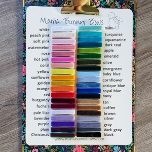 Puede incluir: Un gr&aacute;fico con una lista de colores y sus nombres. Los colores se muestran como muestras de cinta de terciopelo. Los colores incluyen blanco, rosa melocot&oacute;n, rosa suave, sand&iacute;a, rosa, rosa intenso, coral, amarillo, girasol, dorado, naranja, rojo, burdeos, fucsia, lila p&aacute;lido, lavanda, morado, ciruela, Navidad, menta, turquesa, aguamarina, azul oscuro, manzana, esmeralda, oliva, verde, azul beb&eacute;, aciano, azul antiguo, azul real, azul marino, marr&oacute;n claro, caf&eacute;, marr&oacute;n, plata, gris, gris oscuro y negro. El gr&aacute;fico se titula "Mama Bunny Bows" e incluye la direcci&oacute;n del sitio web "www.mamabunnybows.com".