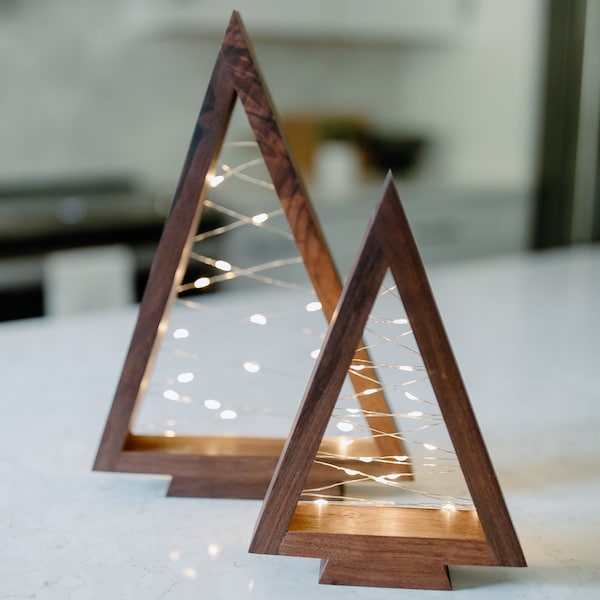 Decoración rústica de árbol de Navidad de madera dura hecha a mano e iluminada