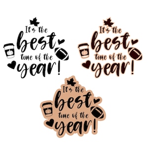 Peut inclure: Trois modèles sur le thème de l'automne avec le texte "C'est le meilleur moment de l'année !". Chaque modèle comprend une tasse de café avec une citrouille, un ballon de football américain, une feuille d'érable et des cœurs. Les modèles sont en noir, marron et beige.