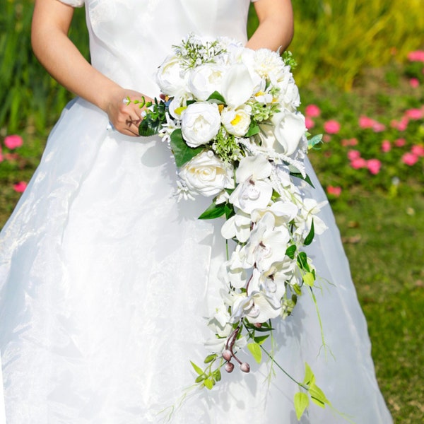 Bouquet de mariée blanc et verdure, bouquet de mariée cascade, bouquet de mariée cascade blanc, bouquet de mariée orchidées, bouquet de mariée orchidées