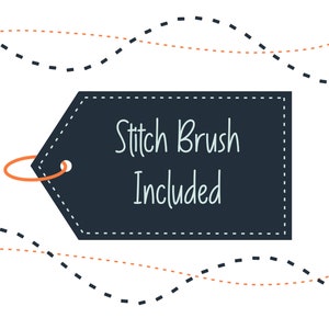 Peut inclure: Une &eacute;tiquette noire avec du texte blanc qui dit "Stitch Brush Included" avec une bordure cousue et une boucle marron en haut. L'&eacute;tiquette est entour&eacute;e de lignes pointill&eacute;es noires et orange.