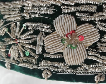 Gorra étnica vintage de terciopelo verde con ribete metálico bordado