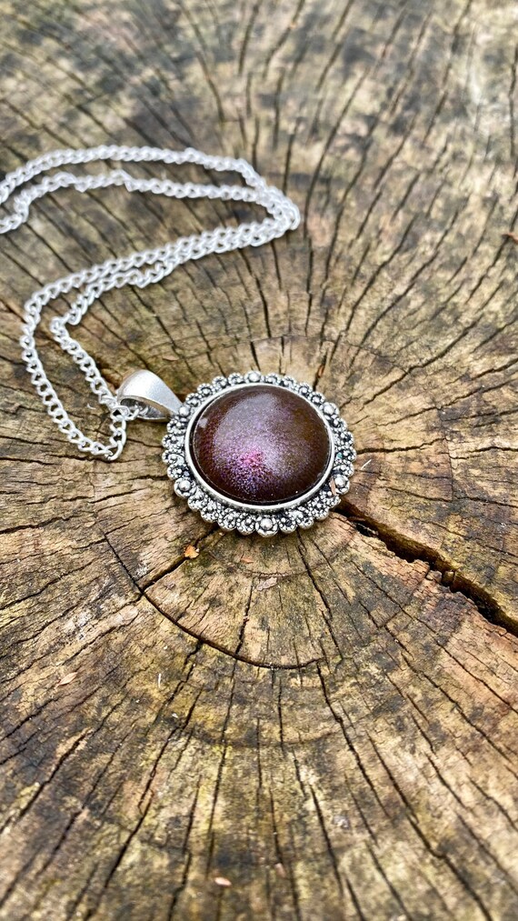 Eleganter pflaumenfarbener Anhänger aus Harz. | Etsy