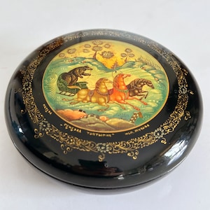 Mstera Lacquer jewellery box , hand painted signed by the artist, fairy tale motif, vintage Russia 1990s