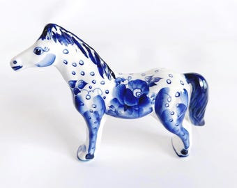 Vintage Gzhel porslin hästfigur handmålad Ryssland 1990-talet samlarobjekt