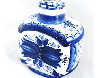 Jarra de porcelana Gzhel vintage pintada a mano y firmada, fabricada en Rusia en 1992.