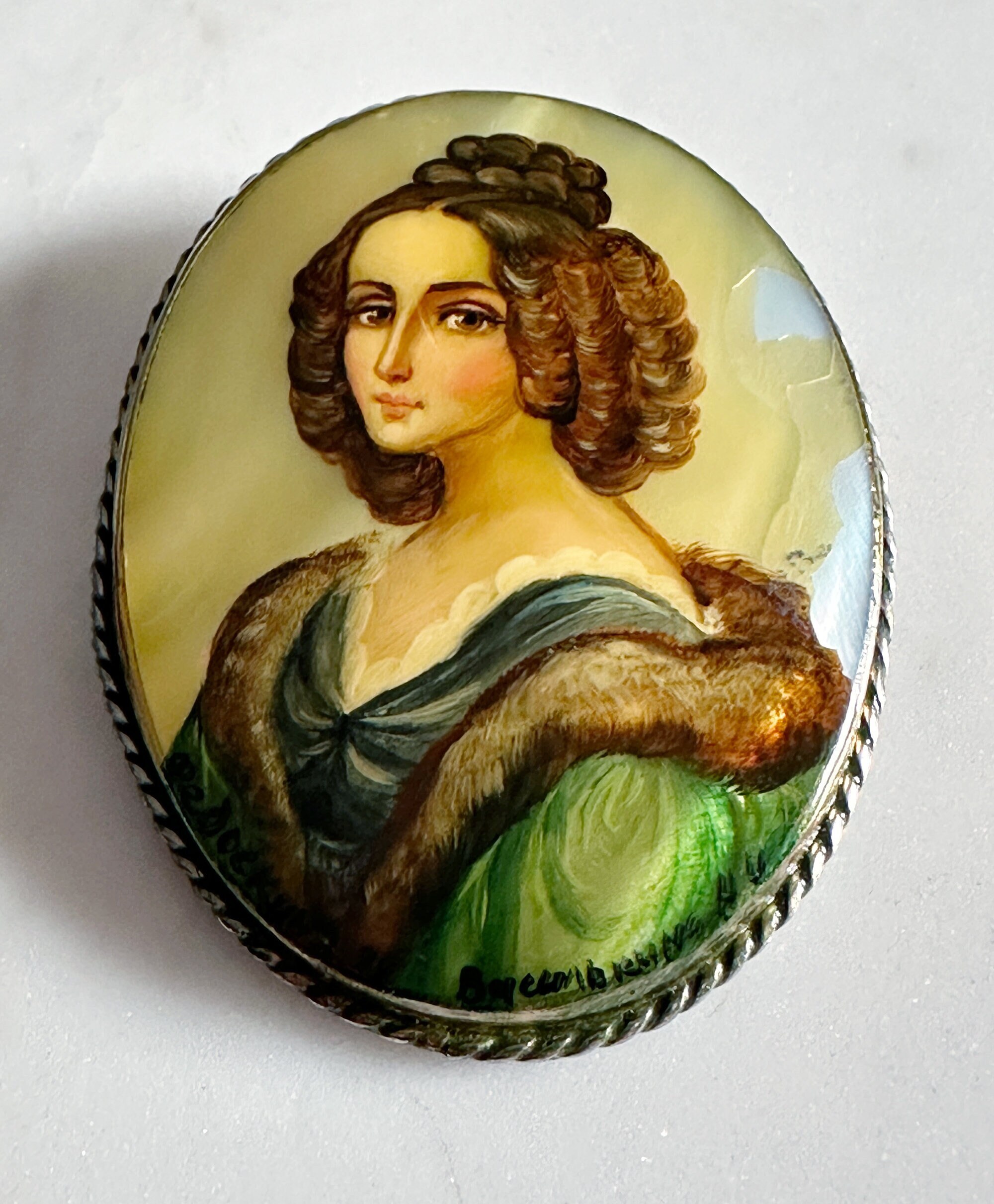 Broche En Nacre Miniature Laquée Fedoskino - Peint Main Signée, Portrait Femme, Cadeau Emballé