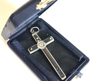 Ciondolo religioso antico francese a forma di croce in metallo e legno, XIX secolo, devozionale.