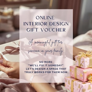 Puede incluir: La imagen presenta un vale de regalo para diseño de interiores en línea. El texto dice "Vale de regalo de diseño de interiores en línea" y "Un regalo significativo para alguien de tu familia". También se ven varios regalos envueltos.