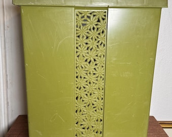 Vintage Fesco Avocado Green Daisy Laundry Hamper Lid is Detatched