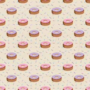 Peut inclure: Un motif répétitif sur fond beige clair représentant des beignets marron avec un glaçage rose ou violet clair. Les beignets sont répartis sur la surface, parsemés de petites vermicelles fines et multicolores en bleu, rose et blanc.