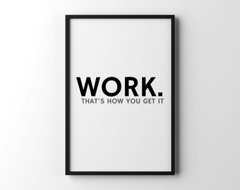 Może przedstawiać: Czarno-biały plakat motywacyjny z tekstem "WORK. THAT'S HOW YOU GET IT" w czarnej ramie.