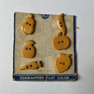 Bakelite Set mit sechs kardierten Obst und Gemüse Butterscotch Farbe geprüft Bakelit Vintage Superior Quality Button Company