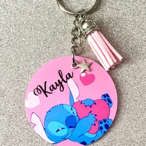 Stitch apaixonada! Chaveiro personalizado inspirado em Lilo e Stitch Disney. Presente de novidade feito à mão!