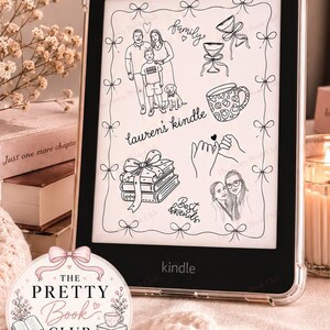 Pode incluir: Um leitor de e-books Kindle preto numa capa protetora transparente com um adesivo branco personalizado com ilustrações de linhas pretas de uma família, livros com um laço, uma caneca, mãos a fazer uma promessa e o texto "lauren's kindle".