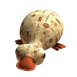 Puede incluir: Un juguete de peluche marrón y tostado con forma de ornitorrinco. El juguete está cubierto con un patrón vintage con palabras como "teléfono", "telégrafo" y "cámara".