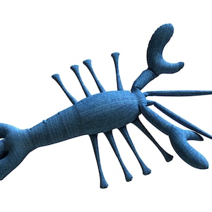 Pode incluir: Um brinquedo de pelúcia de lagosta de brim azul com pernas longas e finas e uma cauda enroscada.