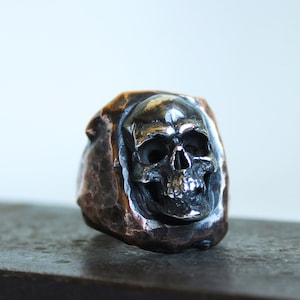 Rebellious Reflections: Daring Skull-Inspired Ring Collection 34gr.