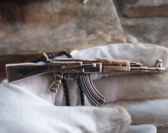 Collar con colgante de AK47 en plata de ley oxidada - Joyería de fusil de combate