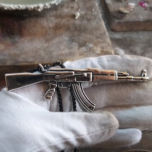 Colar com pingente AK47 de prata esterlina oxidada - Joias para rifle de combate