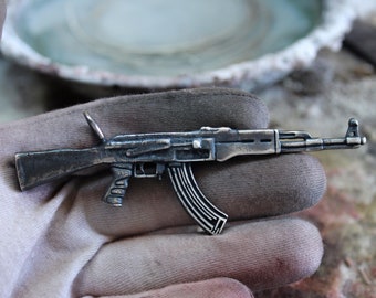 Collar de rifle AK-47 en plata de ley: joyas atrevidas e innovadoras inspiradas en el icónico Kalashnikov