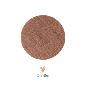 Op de afbeelding: Een ronde, bruine patch met een getextureerd oppervlak. Het woord "Diavibe" staat eronder, met een hartsymbool erboven. De achtergrond is wit.