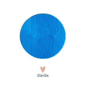 Op de afbeelding: Een helderblauwe cirkel met een getextureerd oppervlak. De cirkel is geïsoleerd op een witte achtergrond.