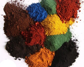 Puede incluir: Una colección de pigmentos de varios colores en forma de polvo. Los colores incluyen marrón, azul, amarillo, verde y rojo.