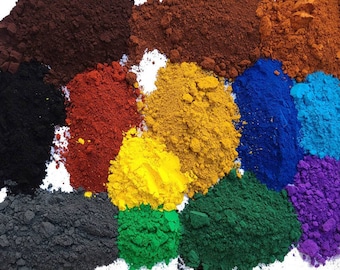 Puede incluir: Una colección de 10 pigmentos de colores diferentes en forma de polvo. Los colores incluyen negro, marrón, rojo, naranja, amarillo, verde, azul y morado.