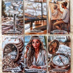 Peut inclure: Six cartes oracle rectangulaires disposées sur deux rangées. Rangée du haut : un panneau indicateur marqué 'ERREUR DE PARCOURS' et 'DÉTOUR IMPRÉVU', un écran d'ordinateur avec des graphiques boursiers 'ÉVOLUTION' et 'CROISSANCE ACTIVE', et une personne peignant un portrait 'AMBITION' et 'OBJECTIF ÉLEVÉ'. Rangée du bas : une corne d'abondance de pièces et billets 'ABONDANCE' et 'EXPANSION FINANCIÈRE', une personne à lunettes 'LIBERTÉ PROFESSIONNELLE' et 'AUTONOMIE DANS SON TRAVAIL', et une boussole 'RÉORIENTATION' et 'NOUVELLE TRAJECTOIRE'.