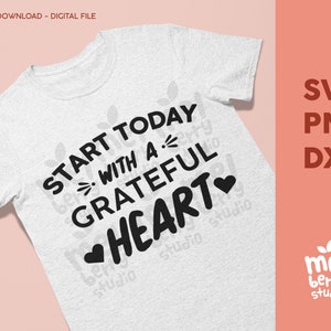 Peut inclure: Un t-shirt gris clair avec l'inscription noire "START TODAY WITH A GRATEFUL HEART". Le motif comprend deux cœurs noirs et les mots "SVG, PNG, DXG". Les mots "INSTANT DOWNLOAD - DIGITAL FILE" sont en haut.