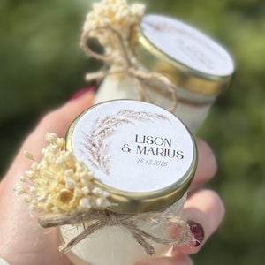 Personalisierte Kerze Hochzeit - Gastgeschenke mit goldenem Deckel und getrockneten Blumen