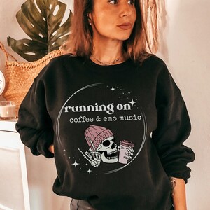Laufen auf Kaffee und Emo Musik Crewneck Sweatshirt, Emo Sweatshirt, Emo Pullover, Emo Shirt, Emo Geschenk, Elder Emo Club, Elder Emo Shirt, Goth