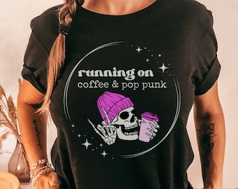 Corriendo con café y camisa pop punk, camisa pop punk, camisa Emo, camisa punk, camisa gótica, ropa pop punk