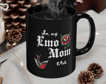 W mojej erze Emo Mom 11oz czarny kubek, kubek Emo Mom, kubek Emo Mom, kubek Emo Mom do kawy, starszy kubek Emo, prezent Emo, prezent dla Emo Mom