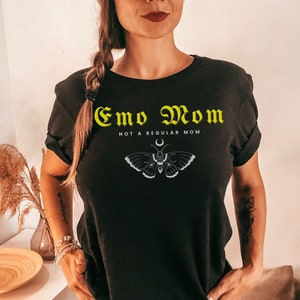 Emo Mom Kurzarm T-Shirt, Emo Mom Shirt, Elder Emo Shirt, Emo Ästhetisches T-Shirt, Elder Emo Mom Tshirt, Still Emo, Emo Muttertagsgeschenk