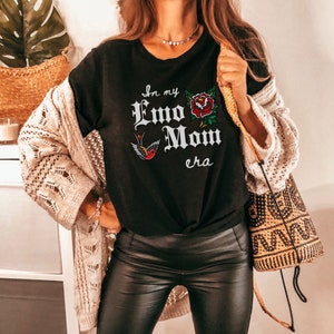 Emo Mom Kurzarm T-Shirt, Emo Mom Muttertagsgeschenk, Geschenk für Emo Mom, Alt Mom Shirt, Elder Emo Shirt, Emo Ästhetisches Shirt, Emo Mom Kleidung