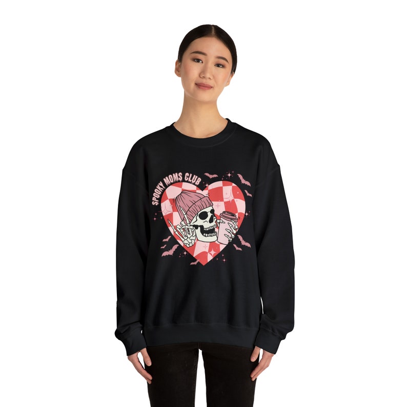 Col ras du cou Spooky Moms Club, sweat-shirt Spooky Moms Club, chemise maman effrayante, chemise maman Halloween, chemise maman gothique, chemise maman Emo, chemise squelette image 6