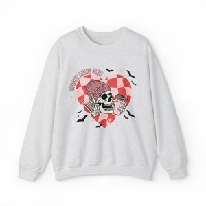 Col ras du cou Spooky Moms Club, sweat-shirt Spooky Moms Club, chemise maman effrayante, chemise maman Halloween, chemise maman gothique, chemise maman Emo, chemise squelette image 3