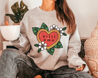 Still Emo Crewneck, Sweat-shirt Still Emo, Pull Emo, Chemise Elder Emo, Chemise Emo Mom, Cadeau Emo, Cadeau pour Emo, Chemise Still Emo, Vêtements Emo