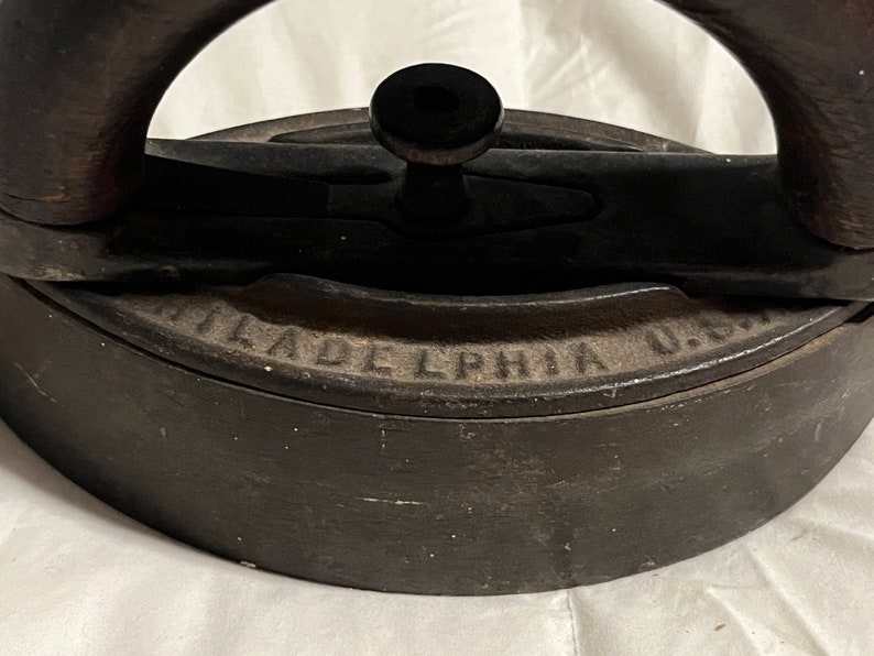 Antique Enterprise Mfg Co Sad Cast Iron With Wood Handle Philadelphia