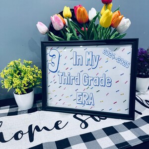 Cartaz personalizado para impressão de primeiro dia de aula para crianças de qualquer série | Arte de parede personalizada para volta às aulas com nome e adereço para fotos de educação domiciliar