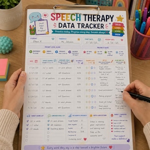 Könnte beinhalten: Ein Logbuch für Sprachtherapie auf einem Klemmbrett mit bunten Überschriften, Symbolen und Abschnitten für Schülerdaten, Hilfestellungsstufen, Fortschrittsverfolgung, Sprachziele und Tipps für Betreuer, inklusive handschriftlicher Einträge.