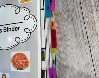 Puede incluir: Una carpeta gris con pestañas de colores etiquetadas como "Estaciones", "Animales", "Transporte", "Sentimientos", "Números", "Formas" y "Comida". La carpeta tiene imágenes de un niño limpiando, una pizza y una persona alimentando a una mascota.