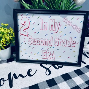 rouge À l'époque de la deuxième année, des photos personnalisées de la rentrée des classes, une affiche à imprimer sur le mur, une décoration pour l'école à la maison pour les enfants
