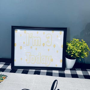 J'ai 3 ans aujourd'hui. Affiche d'anniversaire jaune enfant en bas âge personnalisée photo de la rentrée des classes, art mural, décoration d'école à la maison