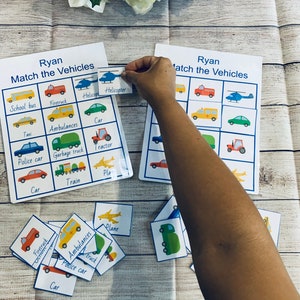 Transport, véhicules, jumelage d'activités, orthophonie, autisme, besoins spéciaux. Activité d'apprentissage d'âge préscolaire tout-petit occupé au travail